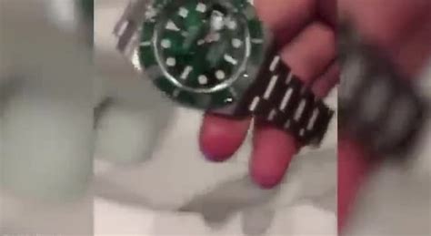 ragazzo ricco butta rolex|Il ragazzo ricco butta il Rolex da 9 mila euro nel wc: Non era il .